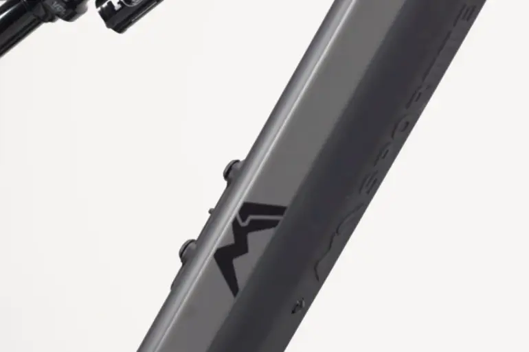 Detailansicht des Rahmens und der Hinterradfederung eines M1 GT E-Bikes.