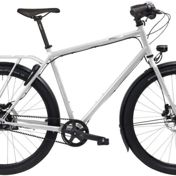 Ein schwarzes Tout Terrain Metropolitan Fahrrad mit Gepäckträger und Schutzblechen, das für den Einsatz auf Straßen und Schotterwegen konzipiert ist.