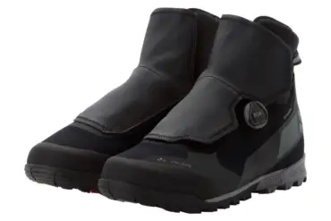 Zwei schwarze VAUDE Minaki III STX Winter MTB Schuhe mit Abdeckung und Boa-Verschluss auf weißem Hintergrund