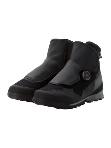 Zwei schwarze VAUDE Minaki III STX Winter MTB Schuhe mit Abdeckung und Boa-Verschluss auf weißem Hintergrund