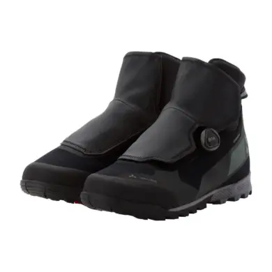 Zwei schwarze VAUDE Minaki III STX Winter MTB Schuhe mit Abdeckung und Boa-Verschluss auf weißem Hintergrund