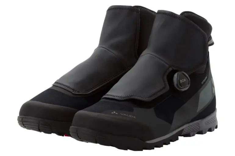 Zwei schwarze VAUDE Minaki III STX Winter MTB Schuhe mit Abdeckung und Boa-Verschluss auf weißem Hintergrund