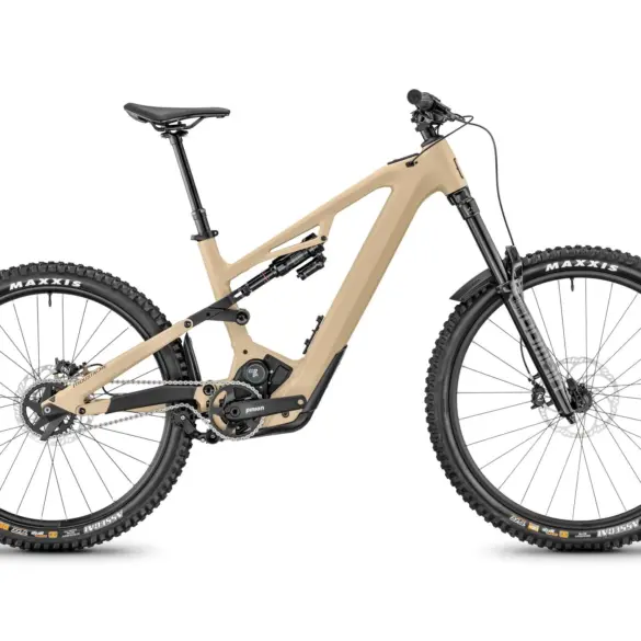 Seitenansicht des Moustache Clutch 160.7 E-Mountainbikes in sandfarbener Lackierung mit RockShox-Federung und Maxxis-Reifen