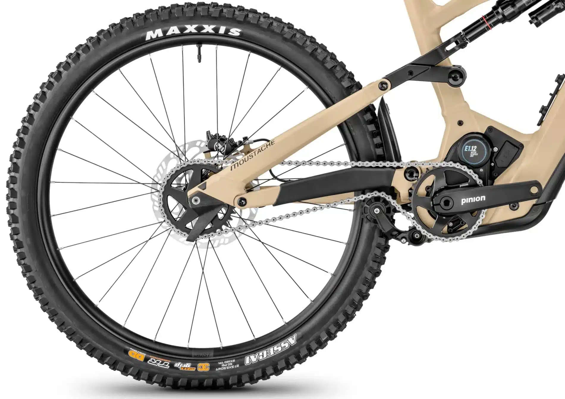 Nahaufnahme des Hinterrads und Antriebsstrangs eines Moustache Clutch 160.7 E-Mountainbikes mit Pinion MGU und Maxxis Assegai Reifen