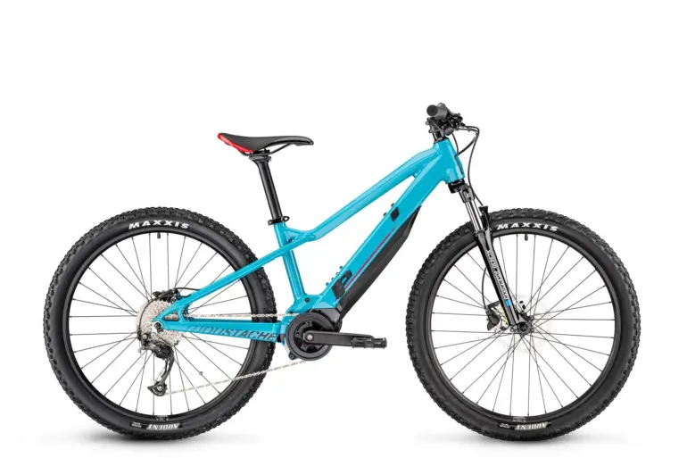 Moustache Samedi 26 Off E-Mountainbike in blau mit Bosch-Motor und Maxxis-Reifen