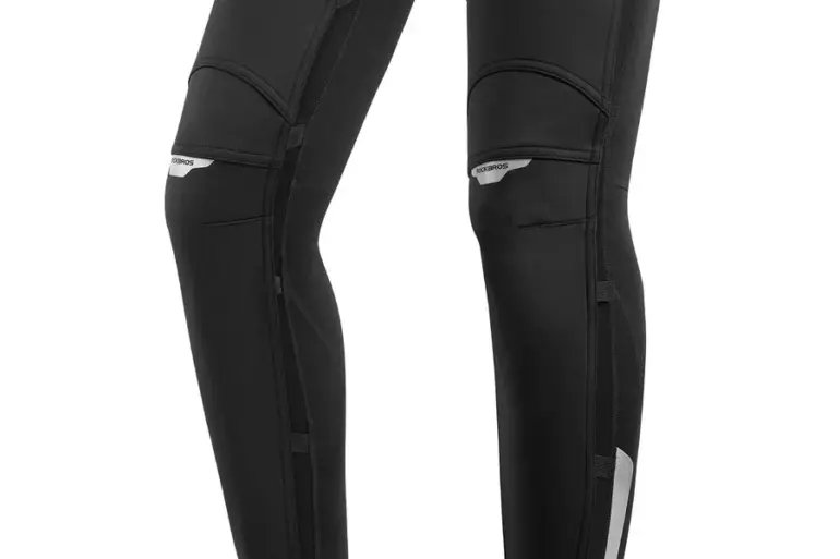Zwei schwarze, winddichte Beinlinge von ROCKBROS mit reflektierenden Elementen für Radfahrer