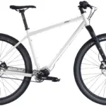 Schwarz lackiertes tout terrain Outback Fahrrad mit Pinion Getriebe und Vittoria Mezcal Reifen auf weißem Hintergrund.