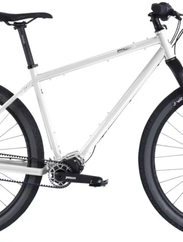 Schwarz lackiertes tout terrain Outback Fahrrad mit Pinion Getriebe und Vittoria Mezcal Reifen auf weißem Hintergrund.