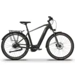 Schwarzes PASIO Vilago Urban E-Bike mit Gepäckträger und Vollschutzblechen. Das Fahrrad ist von vorne und hinten zu sehen und steht auf einem weißen Hintergrund.