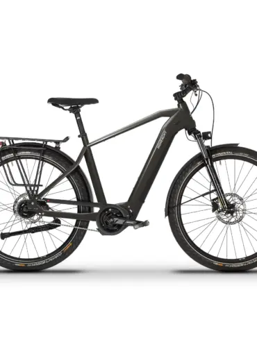 Schwarzes PASIO Vilago Urban E-Bike mit Gepäckträger und Vollschutzblechen. Das Fahrrad ist von vorne und hinten zu sehen und steht auf einem weißen Hintergrund.
