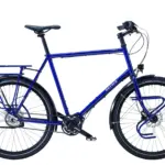 Ein blaues Patria Argos Reiserad mit Gepäckträgern und Scheibenbremsen.