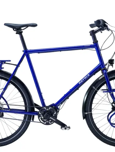 Ein blaues Patria Argos Reiserad mit Gepäckträgern und Scheibenbremsen.