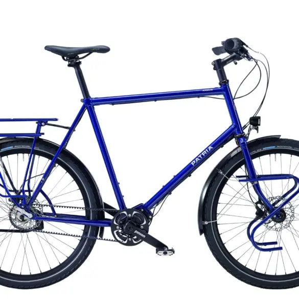 Ein blaues Patria Argos Reiserad mit Gepäckträgern und Scheibenbremsen.