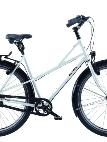 Ein weißes Patria Delta Fahrrad mit tiefem Einstieg, Nabenschaltung und Gepäckträger, isoliert auf weißem Hintergrund.