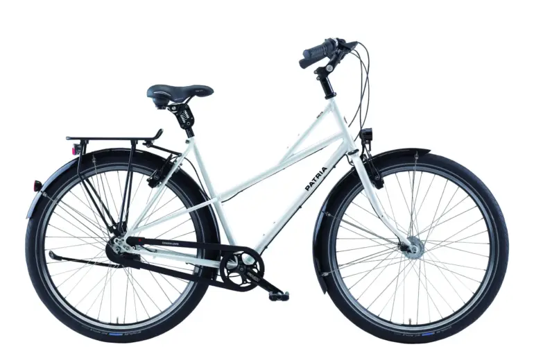 Ein weißes Patria Delta Fahrrad mit tiefem Einstieg, Nabenschaltung und Gepäckträger, isoliert auf weißem Hintergrund.