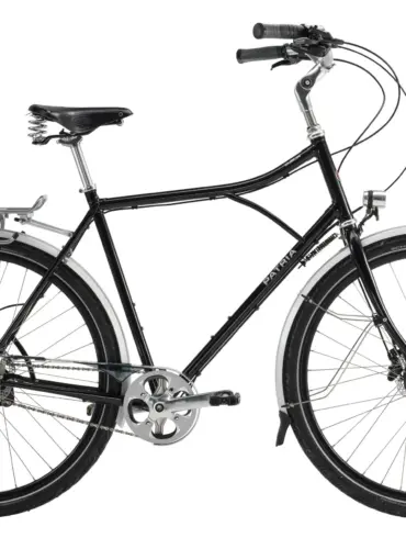 Schwarz lackiertes Patria Dublin Fahrrad in "Zeitlose Eleganz" Ausführung, stehend auf weißem Hintergrund, von der Seite betrachtet.