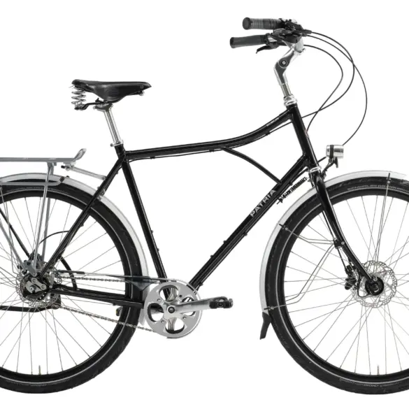 Schwarz lackiertes Patria Dublin Fahrrad in "Zeitlose Eleganz" Ausführung, stehend auf weißem Hintergrund, von der Seite betrachtet.