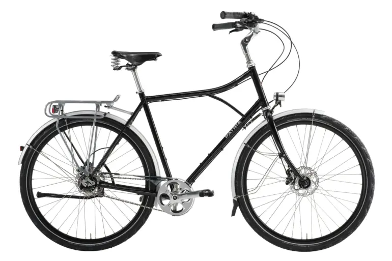 Schwarz lackiertes Patria Dublin Fahrrad in "Zeitlose Eleganz" Ausführung, stehend auf weißem Hintergrund, von der Seite betrachtet.