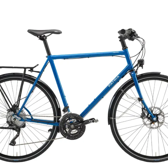 Blaues Patria Helios Fahrrad mit Gepäckträger und Schutzblechen, von der Seite betrachtet.
