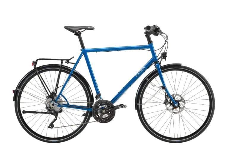 Blaues Patria Helios Fahrrad mit Gepäckträger und Schutzblechen, von der Seite betrachtet.