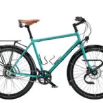 Türkises Patria Kosmos Fahrrad mit braunem Ledersattel, Gepäckträgern vorne und hinten sowie Schutzblechen, ideal für Reiserad-Einsatz.