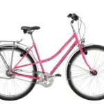 Pinkfarbenes Patria Potsdam Fahrrad mit Ballonreifen, silbernem Stahlrahmen, Gepäckträger, Schutzblechen und Shimano Schaltung, freigestellt auf weißem Hintergrund.