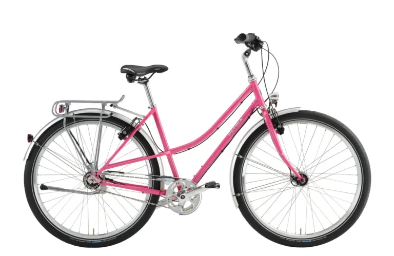 Pinkfarbenes Patria Potsdam Fahrrad mit Ballonreifen, silbernem Stahlrahmen, Gepäckträger, Schutzblechen und Shimano Schaltung, freigestellt auf weißem Hintergrund.