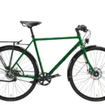 Grünes Patria Roadster Fahrrad mit Stahlrahmen, Scheibenbremsen, Gates Riemenantrieb und Brooks Sattel, isoliert auf weißem Hintergrund.
