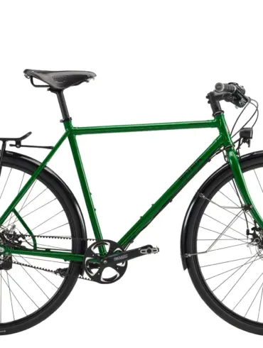 Grünes Patria Roadster Fahrrad mit Stahlrahmen, Scheibenbremsen, Gates Riemenantrieb und Brooks Sattel, isoliert auf weißem Hintergrund.