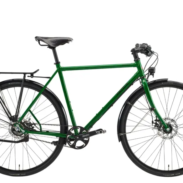 Grünes Patria Roadster Fahrrad mit Stahlrahmen, Scheibenbremsen, Gates Riemenantrieb und Brooks Sattel, isoliert auf weißem Hintergrund.