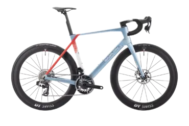 Aerodynamisches Simplon PAVO Rennrad in Hellblau mit roten Akzenten, ausgestattet mit DT Swiss Laufrädern und SRAM Komponenten.