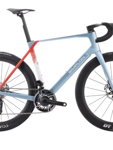 Aerodynamisches Simplon PAVO Rennrad in Hellblau mit roten Akzenten, ausgestattet mit DT Swiss Laufrädern und SRAM Komponenten.