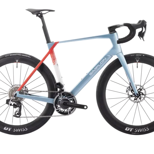 Aerodynamisches Simplon PAVO Rennrad in Hellblau mit roten Akzenten, ausgestattet mit DT Swiss Laufrädern und SRAM Komponenten.