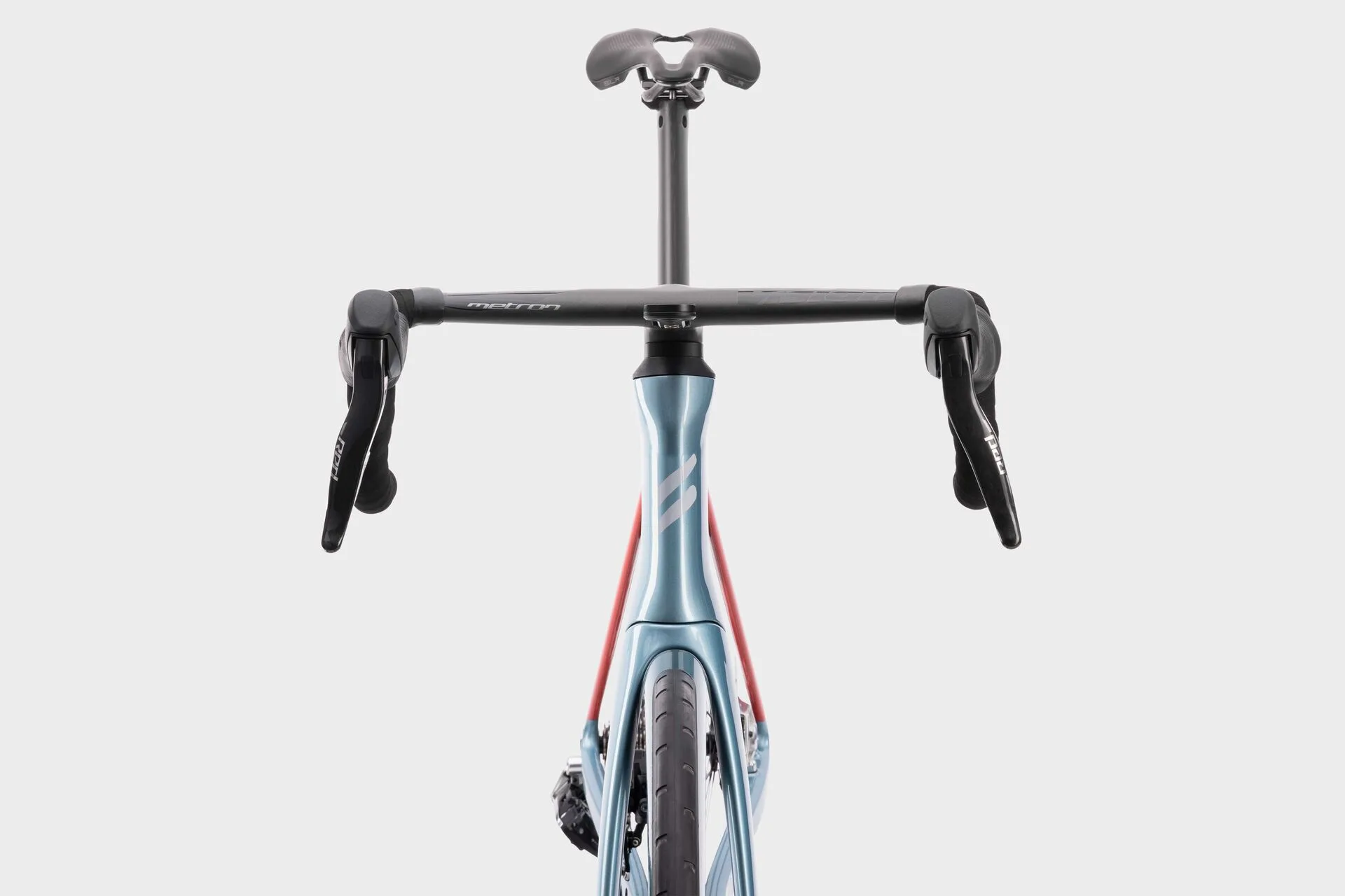 Vordere Ansicht eines modernen Rennrads mit Schwerpunkt auf Lenker, Gabel und Sitzrohr.
