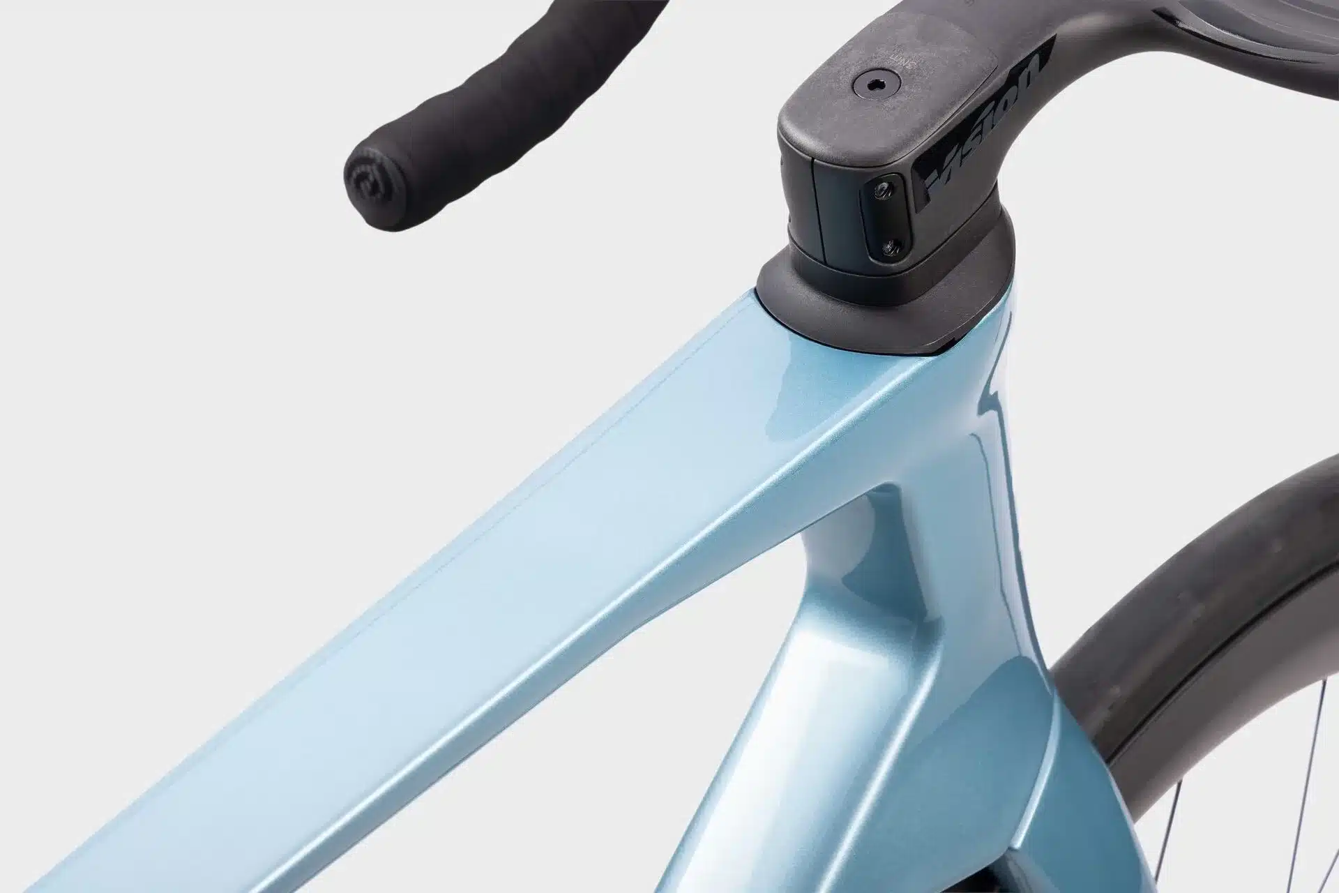 Detailansicht eines PAVO Rennrads mit Fokus auf den hellblauen Carbonrahmen und den aerodynamischen Lenker.