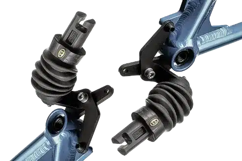 Detailaufnahme der mechanischen Gelenke und Faltenbälge am teleskopierbaren Rahmen eines blauen Pino Tandemfahrrads.