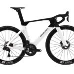 Aerodynamisches weiß-schwarzes SIMPLON PRIDE Rennrad mit integrierter Vorbaueinheit und DT Swiss Laufrädern.