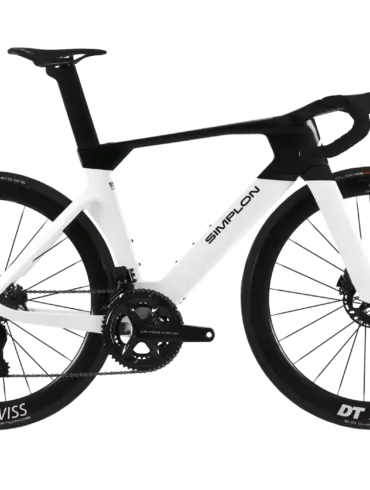 Aerodynamisches weiß-schwarzes SIMPLON PRIDE Rennrad mit integrierter Vorbaueinheit und DT Swiss Laufrädern.