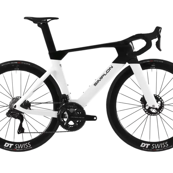 Aerodynamisches weiß-schwarzes SIMPLON PRIDE Rennrad mit integrierter Vorbaueinheit und DT Swiss Laufrädern.