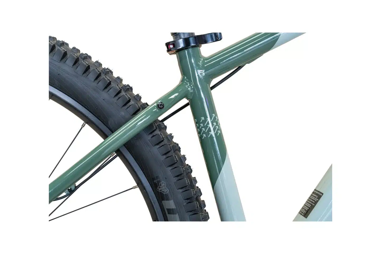 Detailaufnahme des Hinterrads und des Rahmendreiecks eines grünen und hellgrauen Priority 600HXT Mountainbikes mit sichtbarem Reifenprofil und Rahmenmarkierungen.