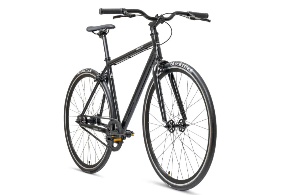 Schwarzes Priority Ace Single-Speed Fahrrad, vordere Ansicht, auf weißem Hintergrund, mit Riemenantrieb, schmalen Reifen und geradem Lenker.