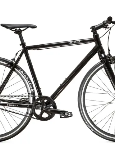 Schwarz lackiertes Priority Ace Single-Speed Fahrrad mit Riemenantrieb und WTB ThickSlick Reifen.