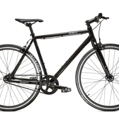 Schwarz lackiertes Priority Ace Single-Speed Fahrrad mit Riemenantrieb und WTB ThickSlick Reifen.