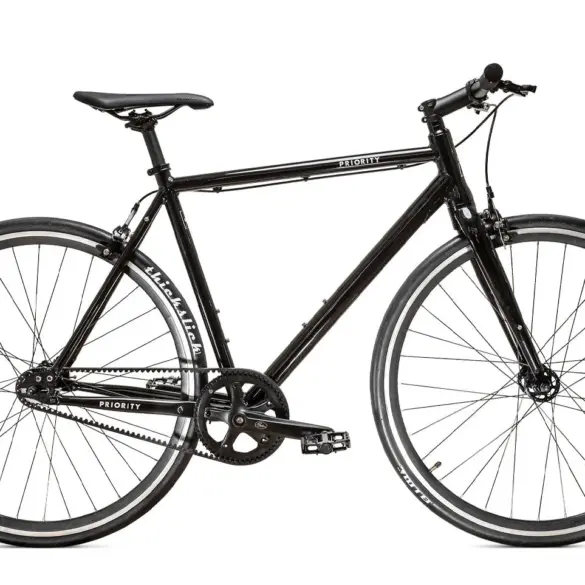 Schwarz lackiertes Priority Ace Single-Speed Fahrrad mit Riemenantrieb und WTB ThickSlick Reifen.