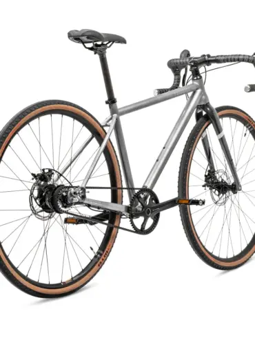 PRIORITY Apollo Gravel Fahrrad mit Nabenschaltung und Riemenantrieb, Seitenansicht.