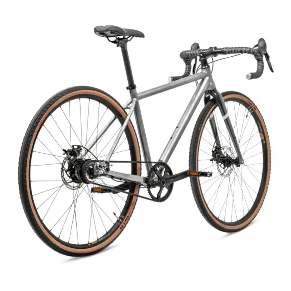 PRIORITY Apollo Gravel Fahrrad mit Nabenschaltung und Riemenantrieb, Seitenansicht.