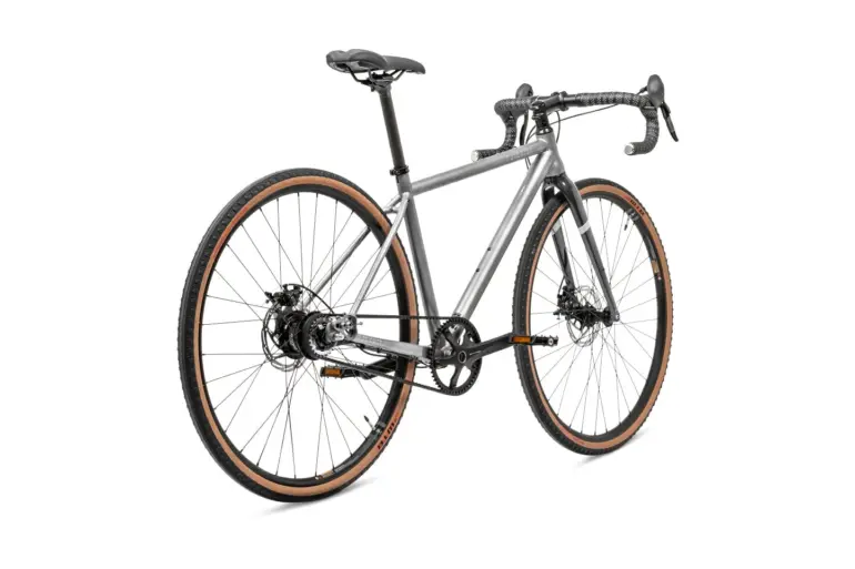 PRIORITY Apollo Gravel Fahrrad mit Nabenschaltung und Riemenantrieb, Seitenansicht.