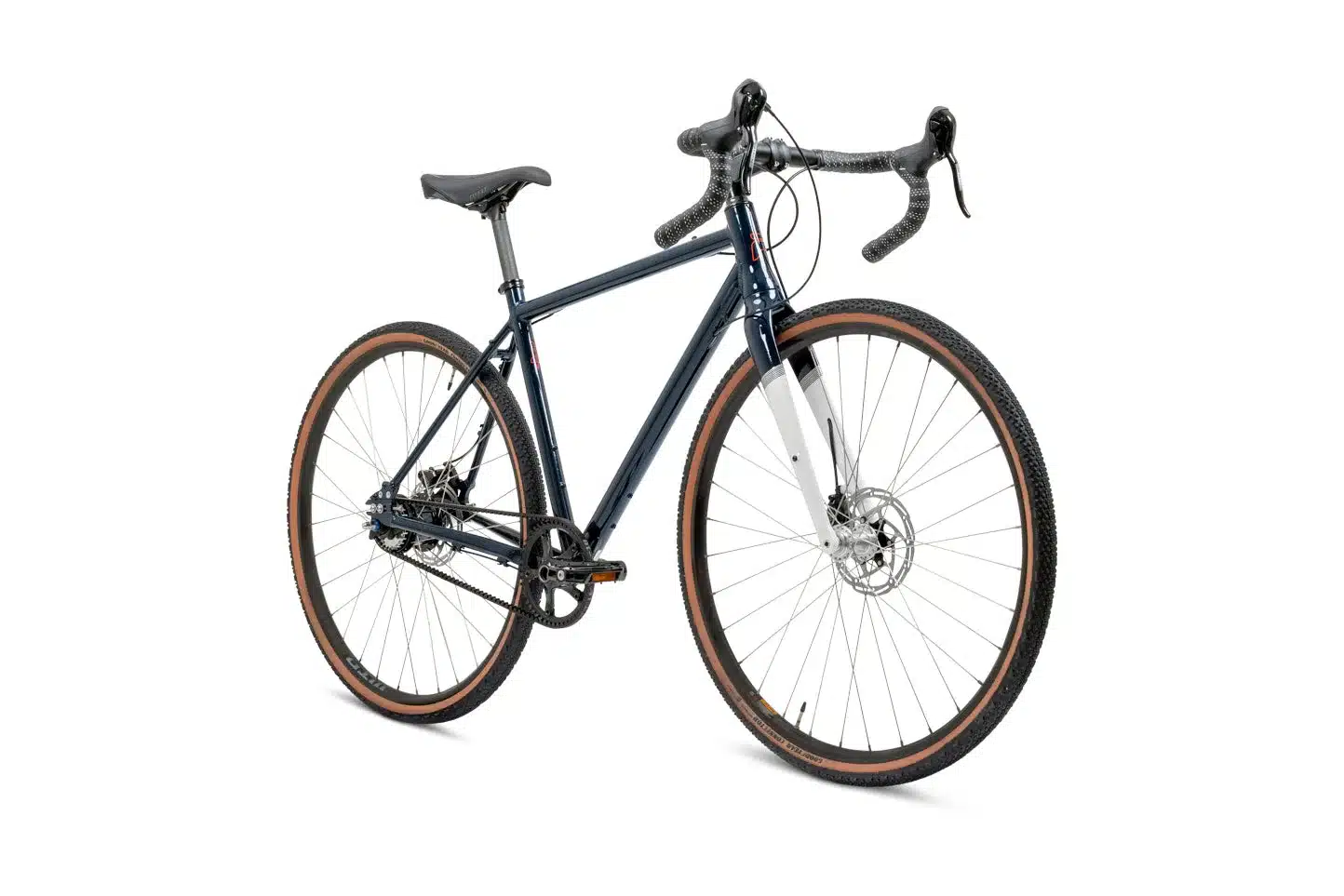 Seitenansicht eines dunkelblauen PRIORITY Apollo Gravel Bikes mit braunen Reifen, Riemenantrieb und Dropbar-Lenker auf weißem Hintergrund.