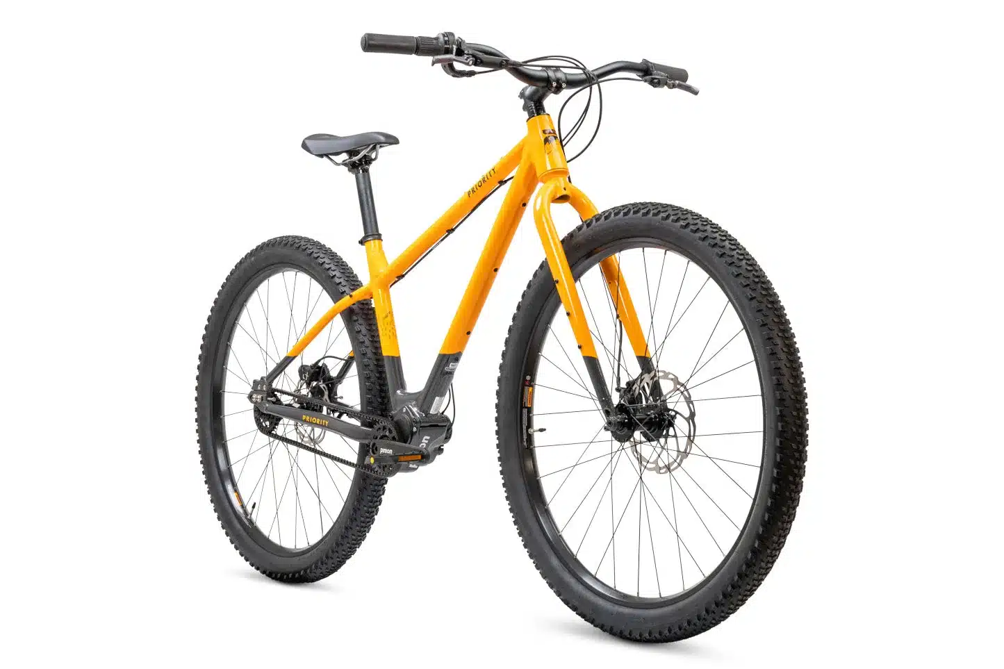 Frontalansicht eines orangefarbenen Priority Bruzer Hardtail-Mountainbikes mit breiten Reifen und Pinion Getriebe.