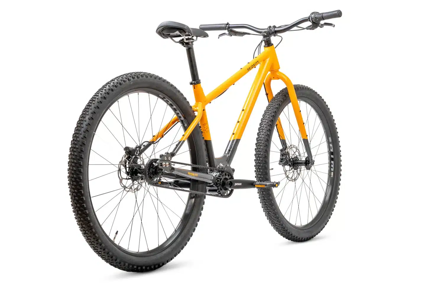 Orangefarbenes Priority Bruzer Hardtail Fahrrad mit Pinion Getriebe und Gates Carbon Drive Riemen, fotografiert von vorn links auf weißem Hintergrund.